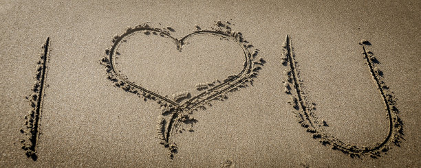 我爱你的信息在沙滩上的沙子上图片下载