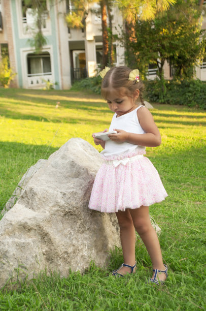 漂亮的小女孩在用手机图片下载