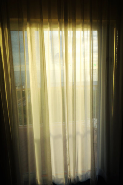窗帘在阳光充足的窗户图片下载