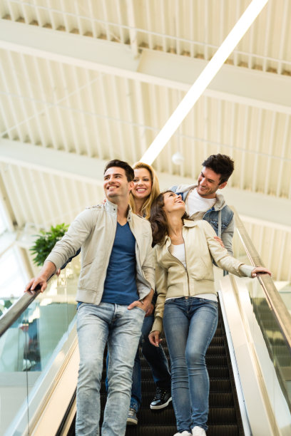 一群人在购物中心的自动扶梯上图片下载