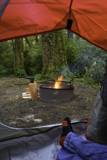 在露营地营火图片下载