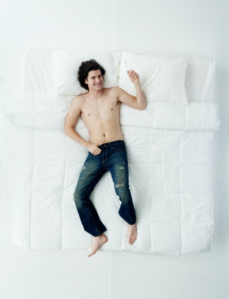 上图是赤膊男子躺在床上图片下载