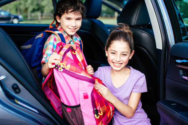 微笑的孩子们从车里出来图片下载