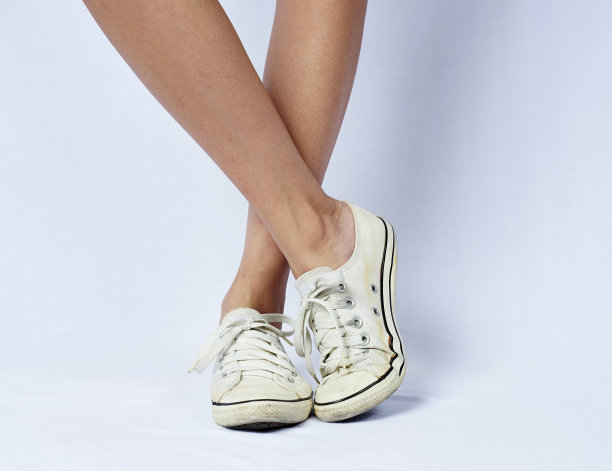 运动鞋的女孩图片下载