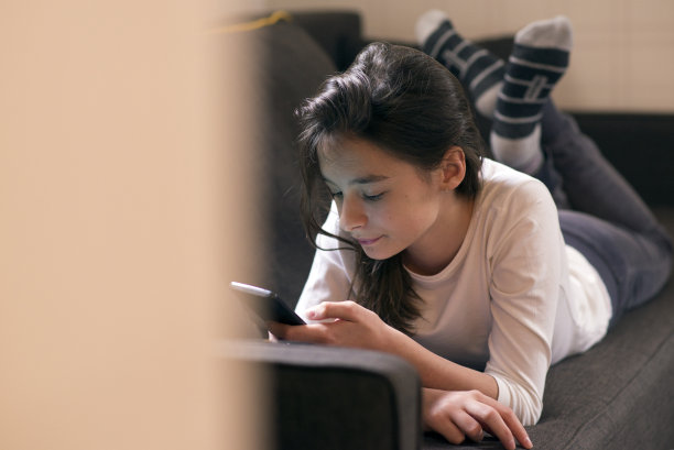 漂亮女孩发短信图片下载