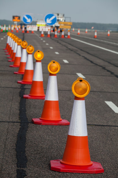 道路工程在一排交通锥图片下载