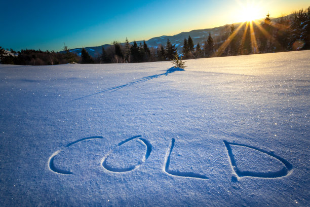 “COLD”这个词写在雪地上图片下载