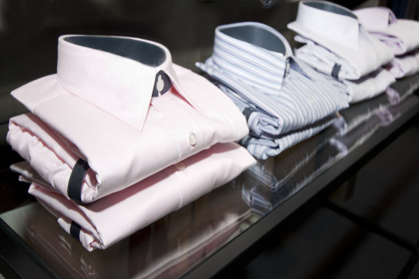 叠成一排的衬衫。图片下载