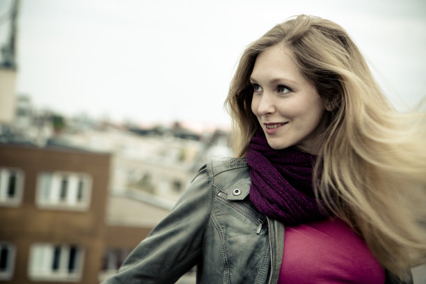 飘动的金色长发图片下载