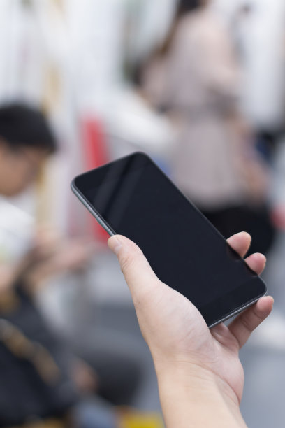 商人在地铁上使用智能手机图片下载