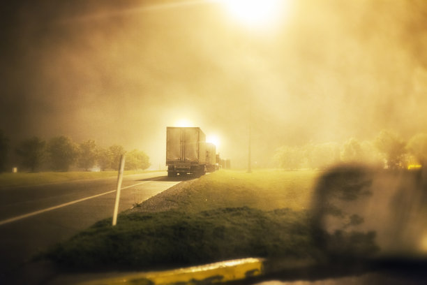 高速公路休息站拖车上方明亮的路灯图片下载