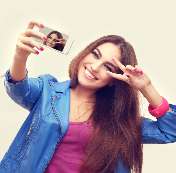 用智能手机自拍的女孩图片下载