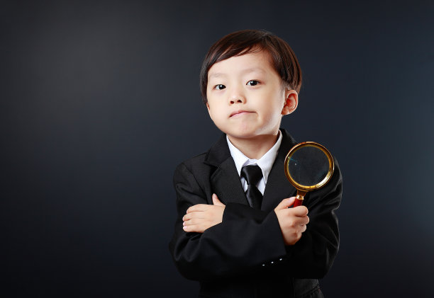 孩子们在玩放大镜图片下载