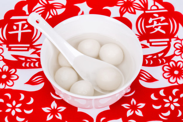 碗中国汤圆上的剪纸窗花装饰素材图片