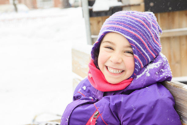 第一场雪。小女孩享受冬天的到来图片下载