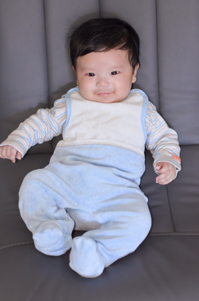 两个月的亚洲婴儿在椅子上图片下载