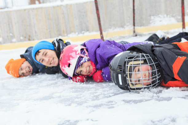 肖像快乐的孩子在冬天的帽子图片下载