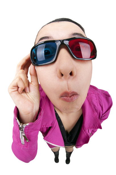 戴3D眼镜的鱼眼女人很惊讶图片下载