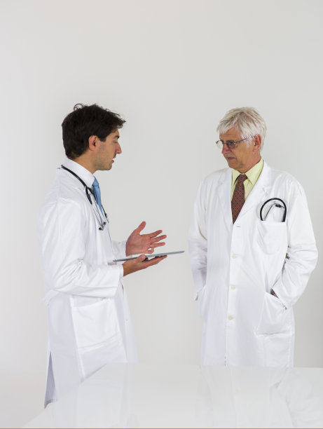 年轻的和资深的医生讨论图片下载