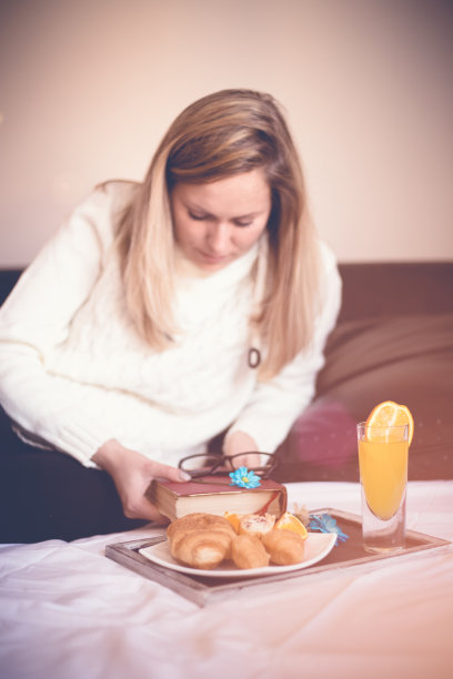 早餐在床上图片下载