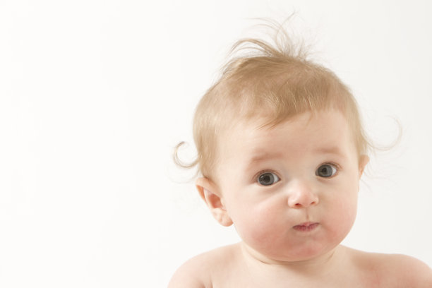 白色背景下的婴儿图片下载