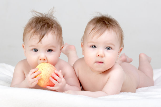 双胞胎男孩的婴儿图片下载