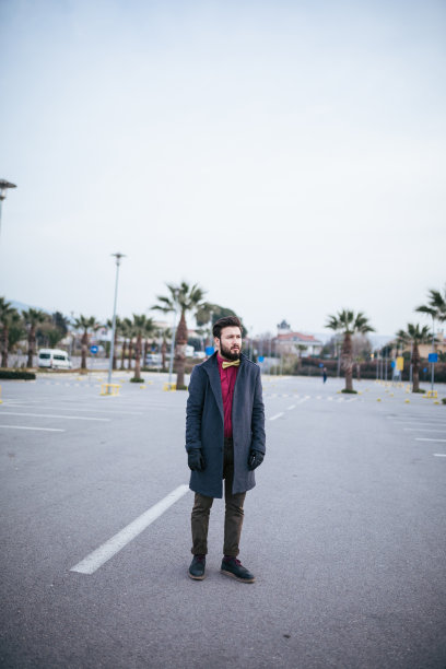 年轻人站在公园里图片下载