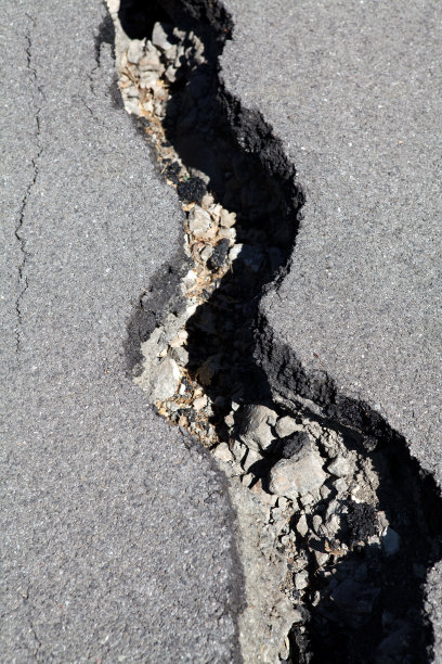 裂缝的沥青图片下载