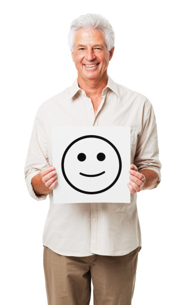 一个老人举着画着笑脸的海报图片下载