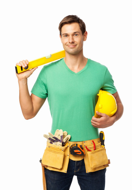 手持水平仪和安全帽的木匠图片下载