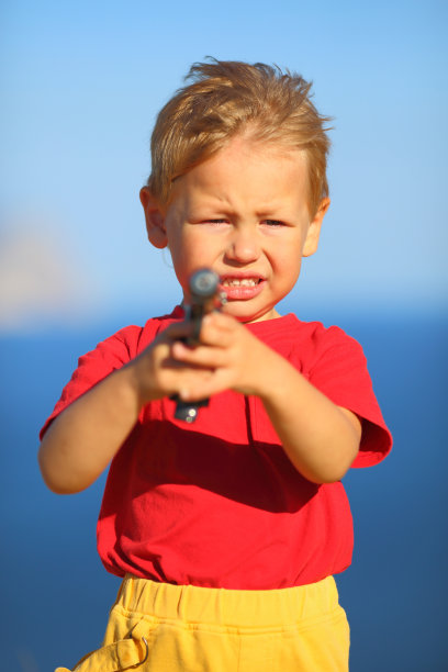 拿着手枪的男孩图片下载