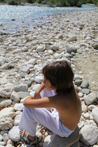 河的男孩图片下载