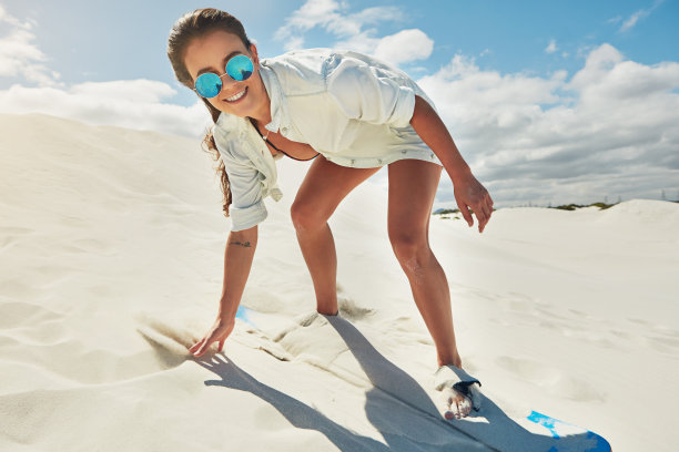 勇者在沙丘上图片下载