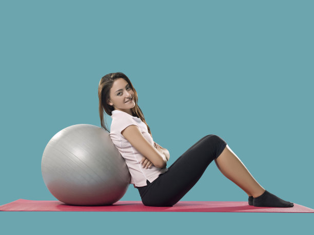 快乐女人用健身球图片下载