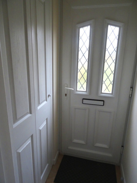 现代化的白色UPVC前门带有面板，格子窗/门廊橱柜图片下载