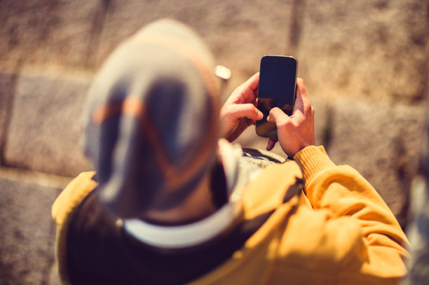 男人使用智能手机图片下载