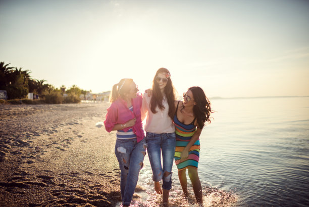 沙滩上的闺蜜图片下载