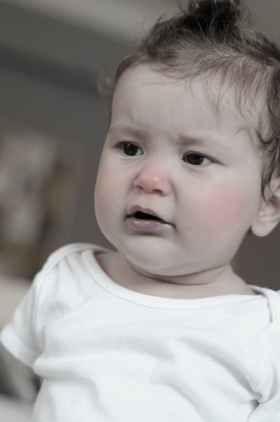 生病的女婴特写图片下载