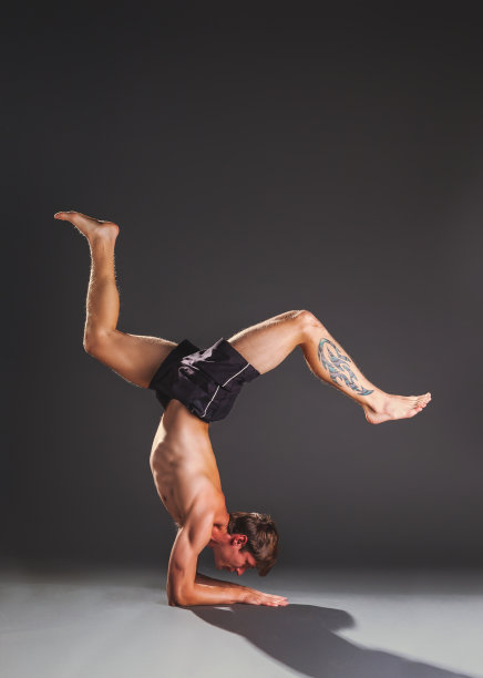 人练习瑜伽。图片下载