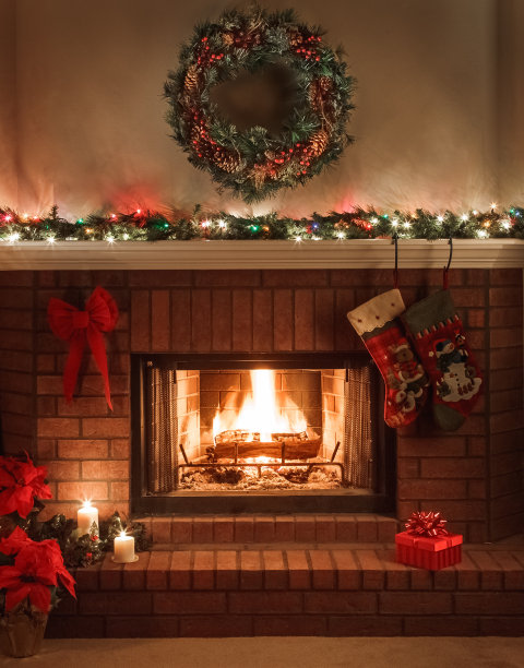 圣诞壁炉，节日装饰，舒适的火，花环，壁炉台上的灯图片下载