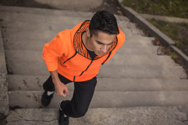 年轻人在街上奔跑图片下载