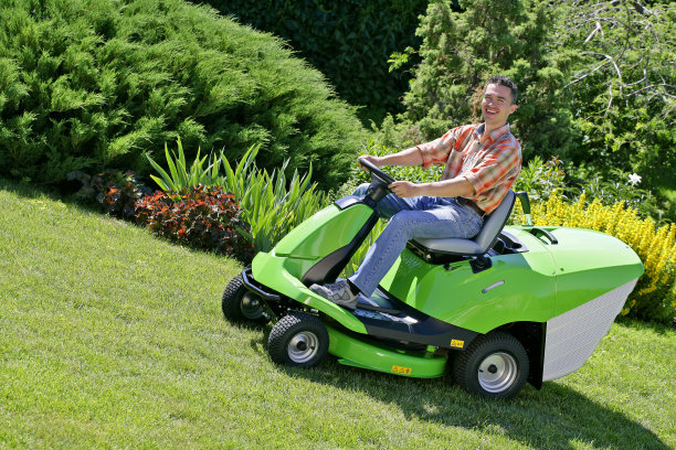 割草机上的男人图片下载