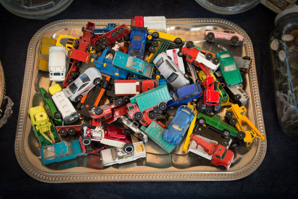 一堆玩具车放在银托盘上图片下载