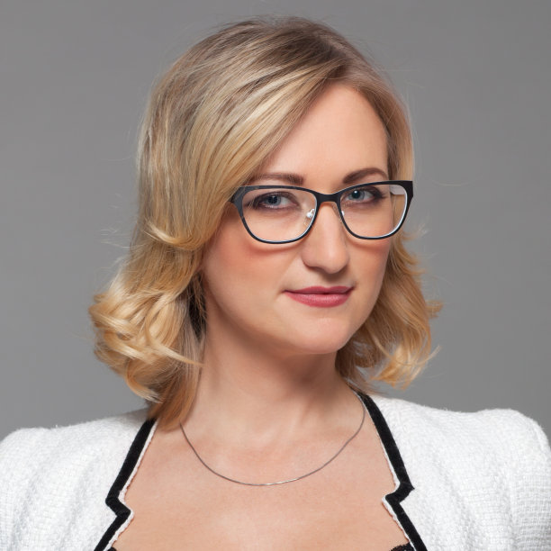 年轻女子肖像。图片下载