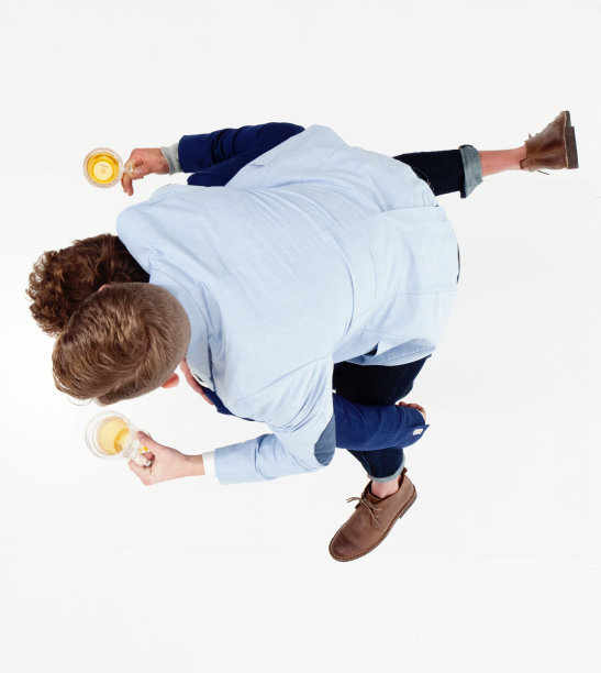 以上的观点，兄弟做背靠背和喝酒图片下载