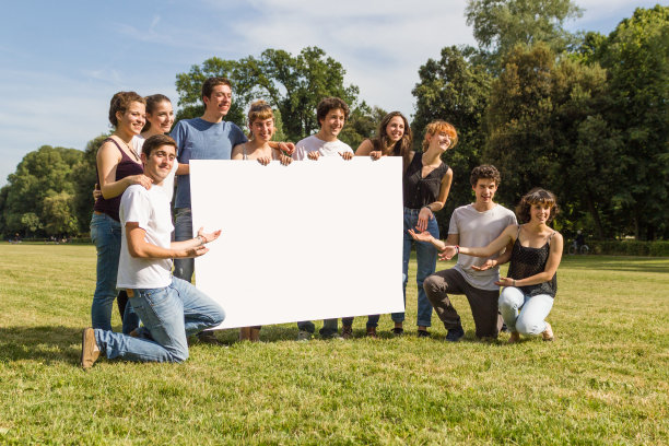 朋友们在公园里举着空白的牌子图片下载