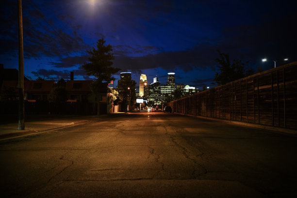 黑暗的明尼阿波利斯城市夜空图片下载