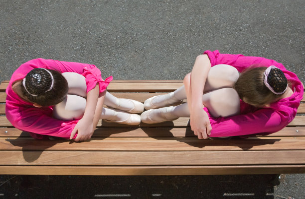 两个芭蕾舞演员失望图片下载