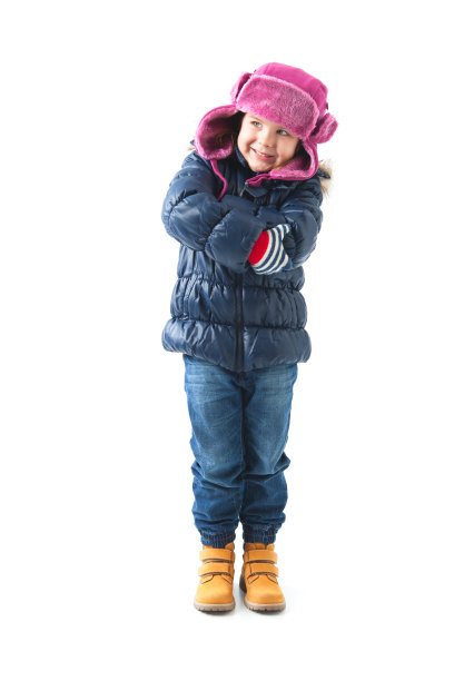 可爱的小女孩穿着冬装摆姿势图片下载