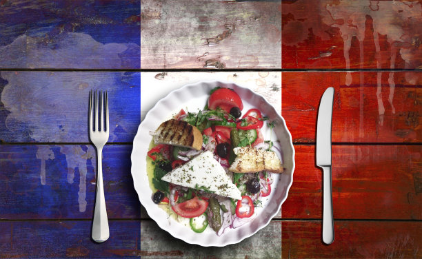 法国国旗上蔬菜沙拉的特写图片下载